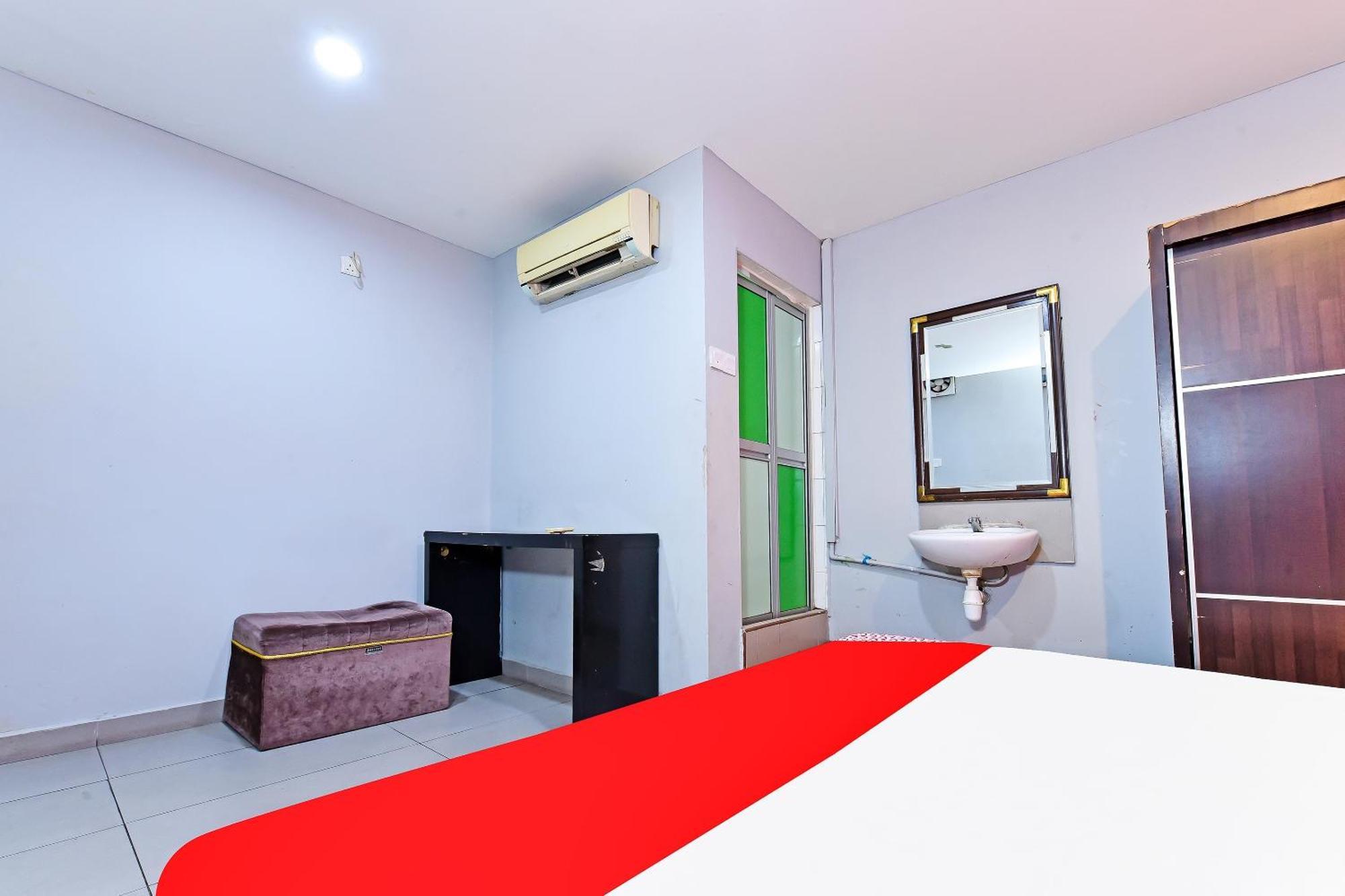 Oyo 90138 Hotel Elwarda Klcity Куала Лумпур Екстериор снимка